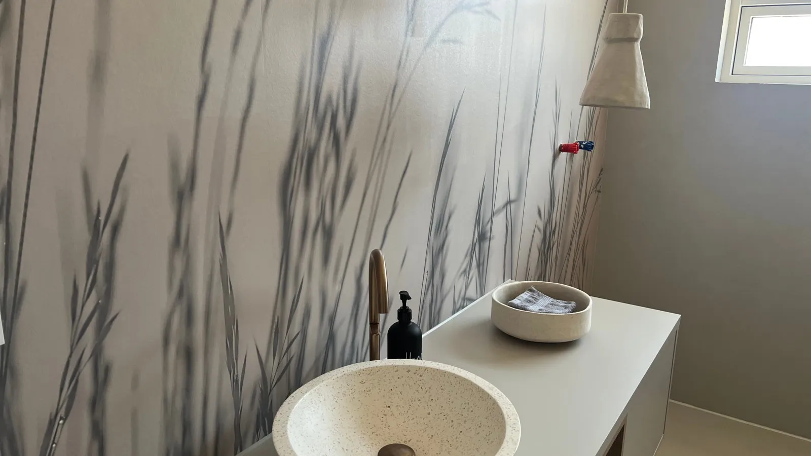 Das besondere Element in diesem Badezimmer sind die handgetöpferten Lampen.